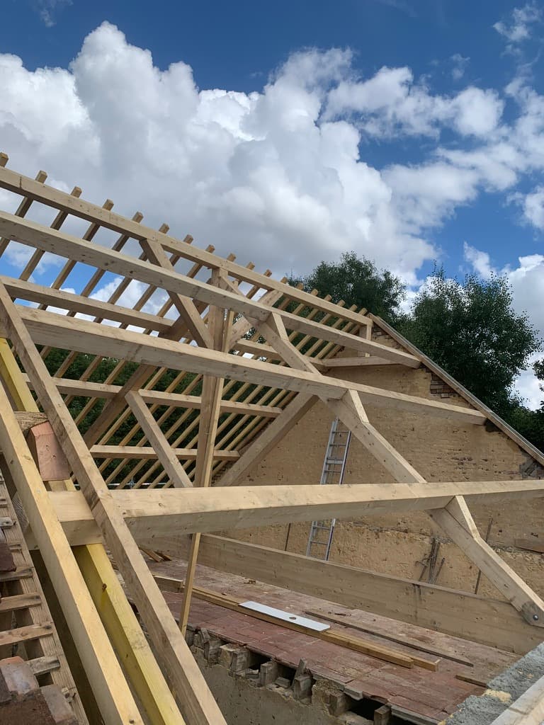 Nouvelle charpente de toiture sur une ancienne maison